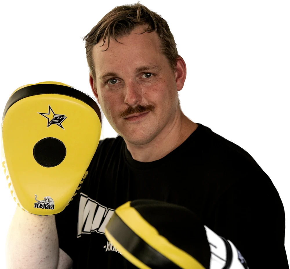 Kru Fabian Kobura mit Pratzen, freigestellt