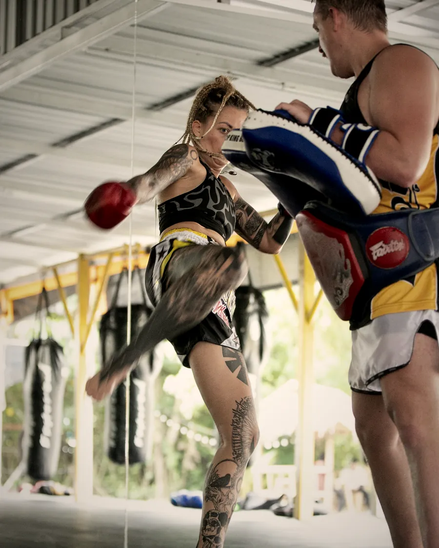 Kick in die Pratzen im Ring
