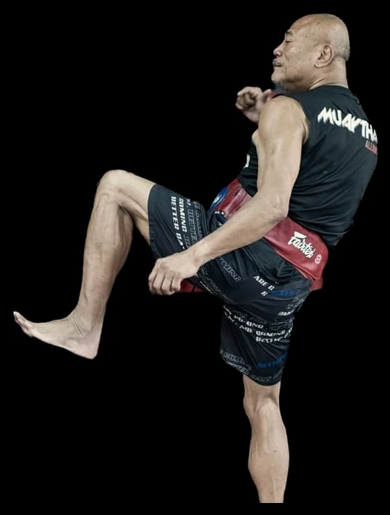 Sagat Petchyindee beim Knie